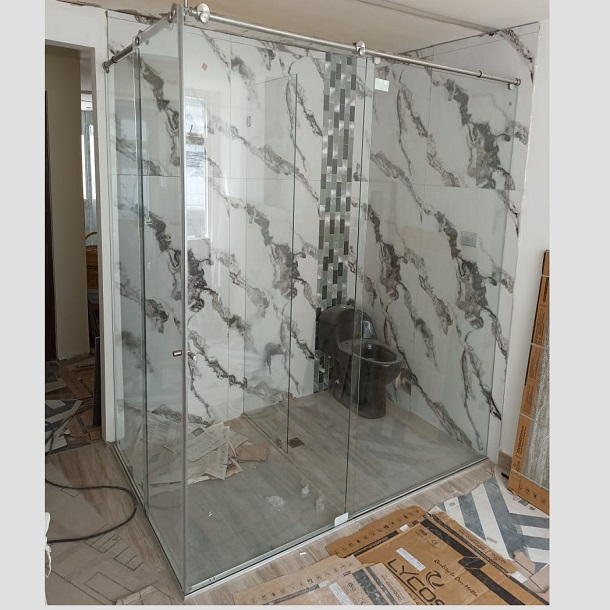 División para baño en vidrio templado instalada en Tunja, Boyacá